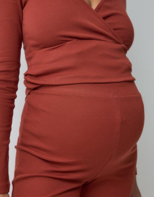 Mamalicious Umstandsmode: stark gerippte Wide-Leg-Hose als Kombiteil in Burnt Henna, 5 von 5