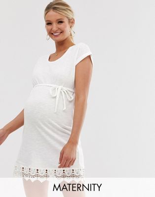 Mamalicious – Vit mammaklänning i t-shirtmodell med spetsfåll