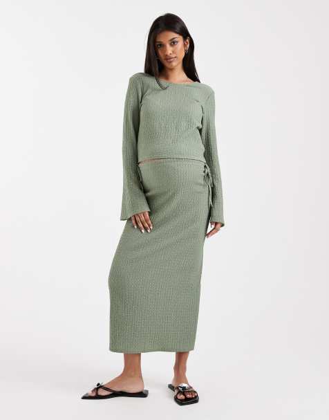 Mamalicious - Zwangerschapskleding - Co-ord set van getextureerde jersey top met klokmouwen en midi rok in kakigroen - view 1