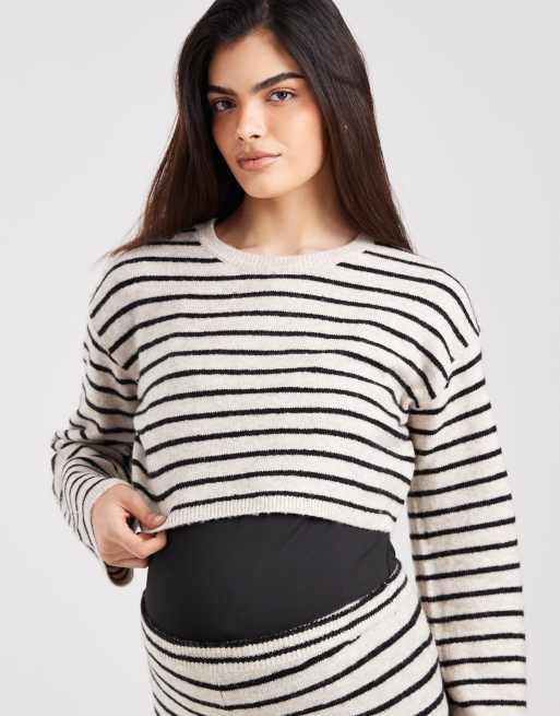 Mamalicious - Zwangerschapskleding - Gebreide co-ord set met cropped trui met lange mouwen en broek met wijde pijpen in zwart met crèmekleurige strepen, 3 van 3