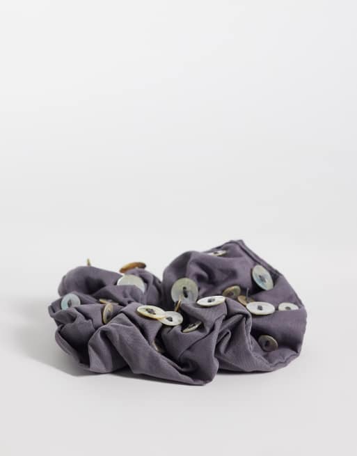 Mango 100% cotton button detail scrunchie in grey, 2 of 3