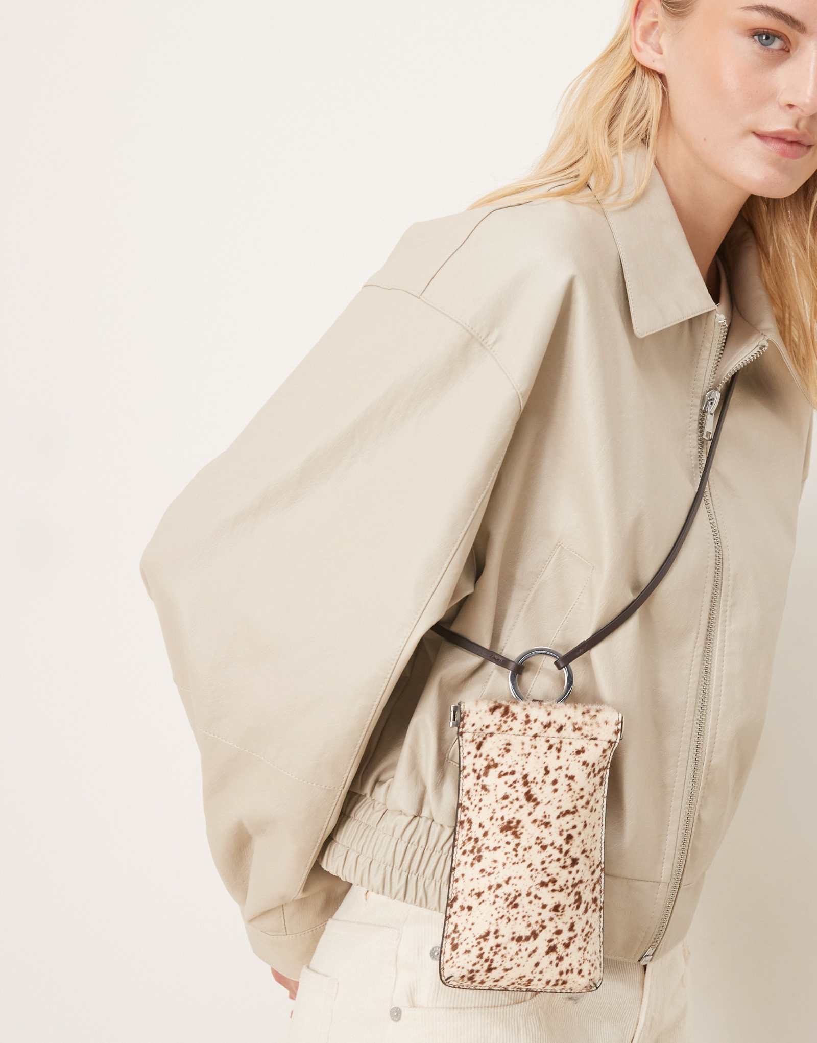 Сумка через плечо из 100% кожи Mango с принтом коровы