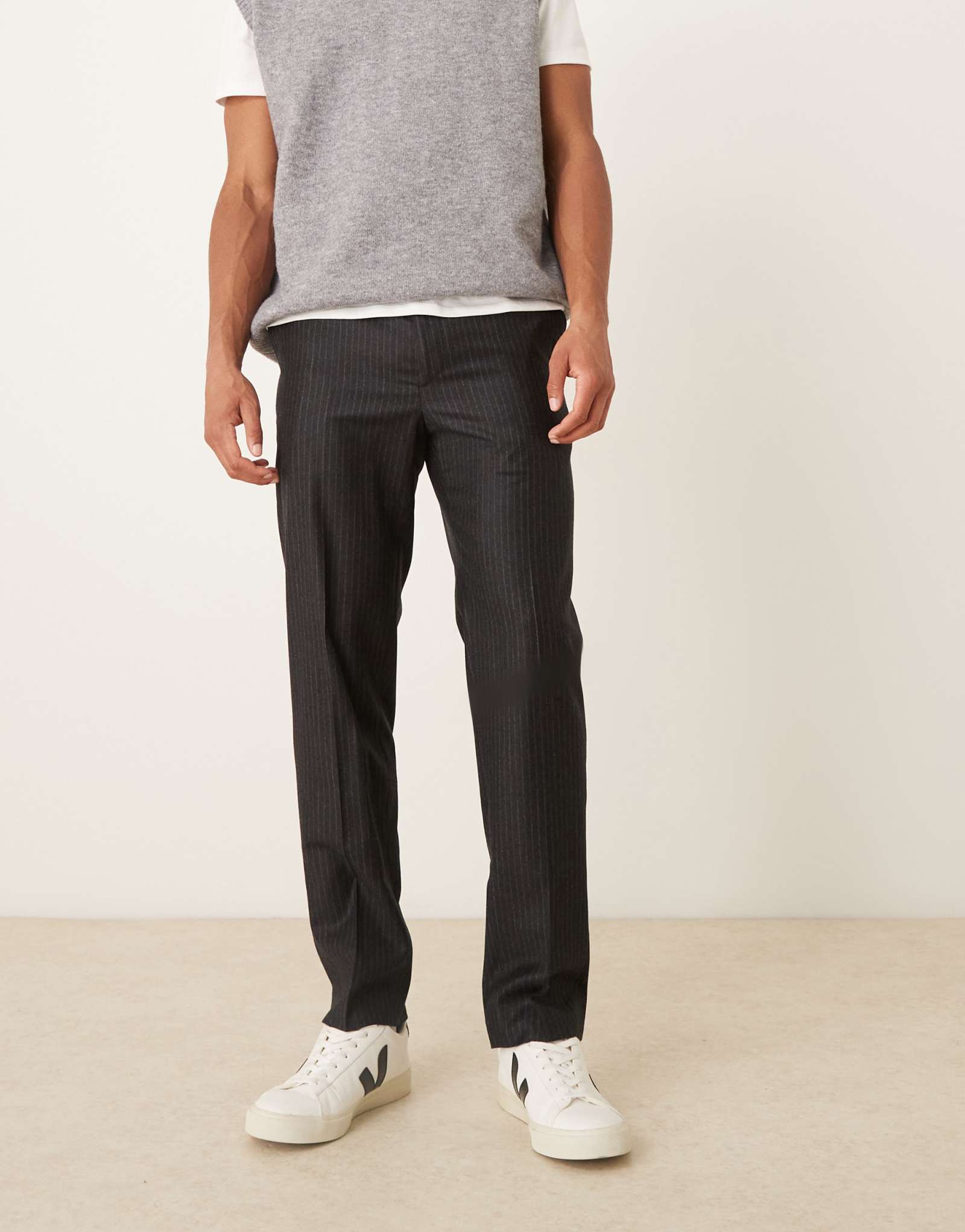 Брюки в тонкую полоску со складками спереди из 100% шерсти Mango темно-коричневого цвета