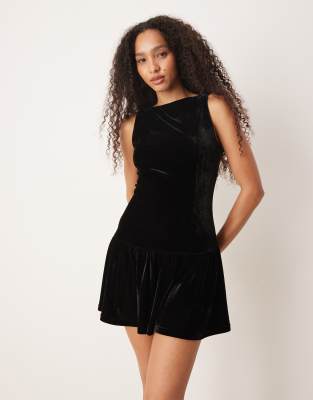 Mango - Ärmelloses Samt-Minikleid in Schwarz mit Schößchensaum