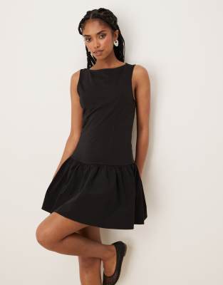 Mango - Ausgestelltes Minikleid in Schwarz mit tief angesetzter Taille