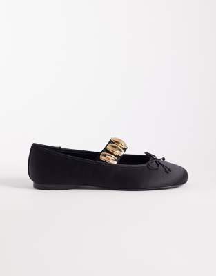 Mango - Ballerinas in Schwarz mit goldfarbenen Statement-Riemen