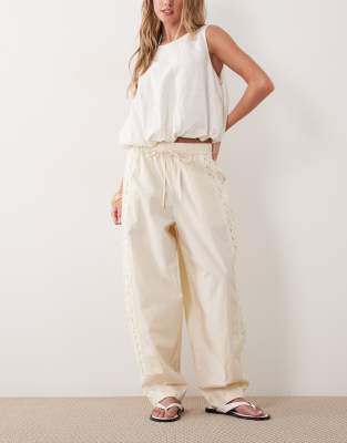 Barrel-Hose in Creme mit Bindegürtel und Stickerei-Neutral Neutral XL