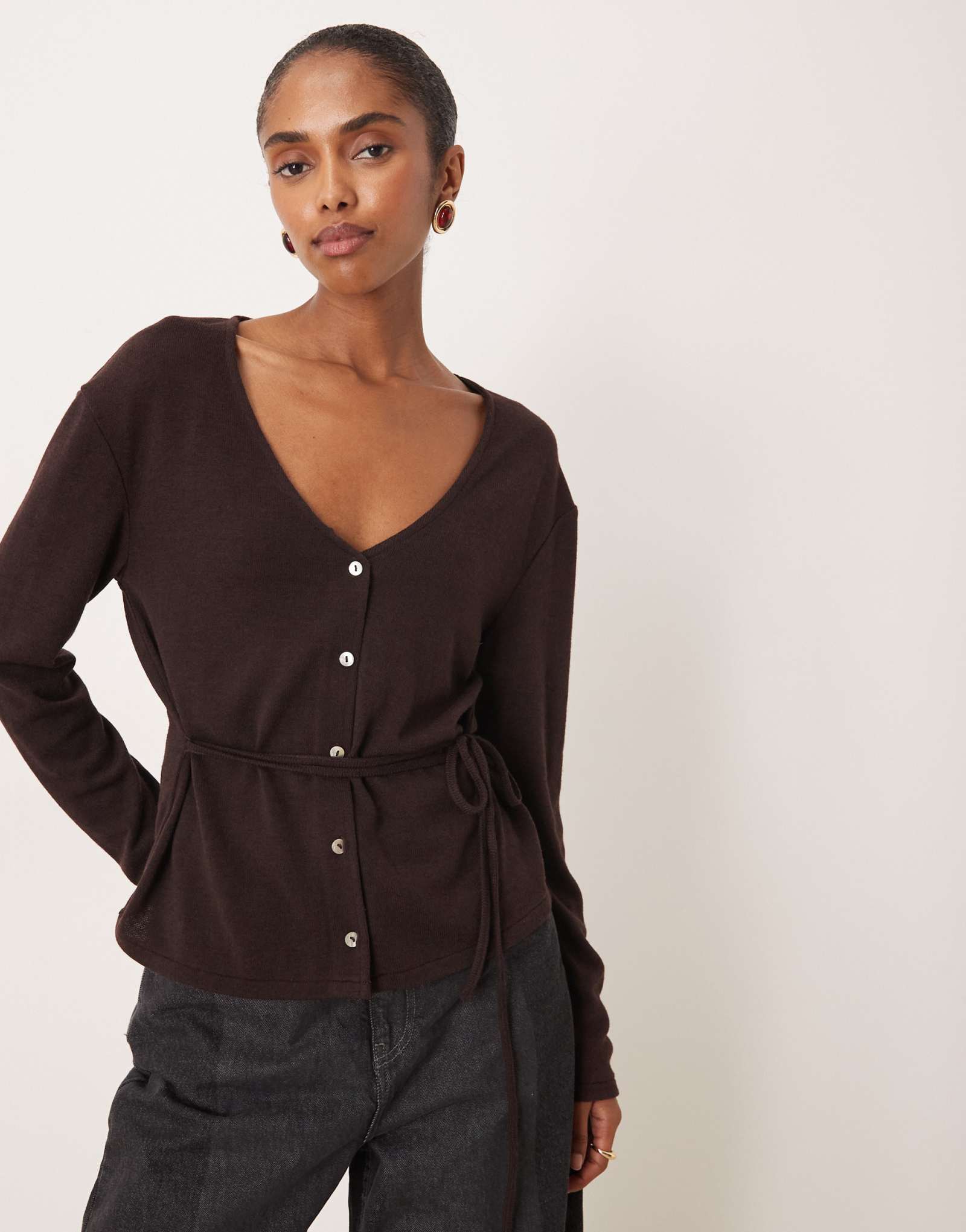 Изящный кардиган шоколадно-коричневого цвета с поясом цвета манго