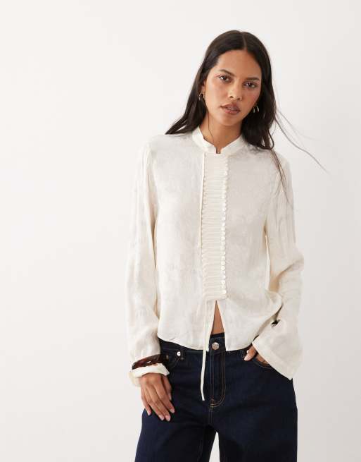 Mango bluse med høj hals i jacquard og lange ærmer med knapdetaljer i råhvid, 4 af 4