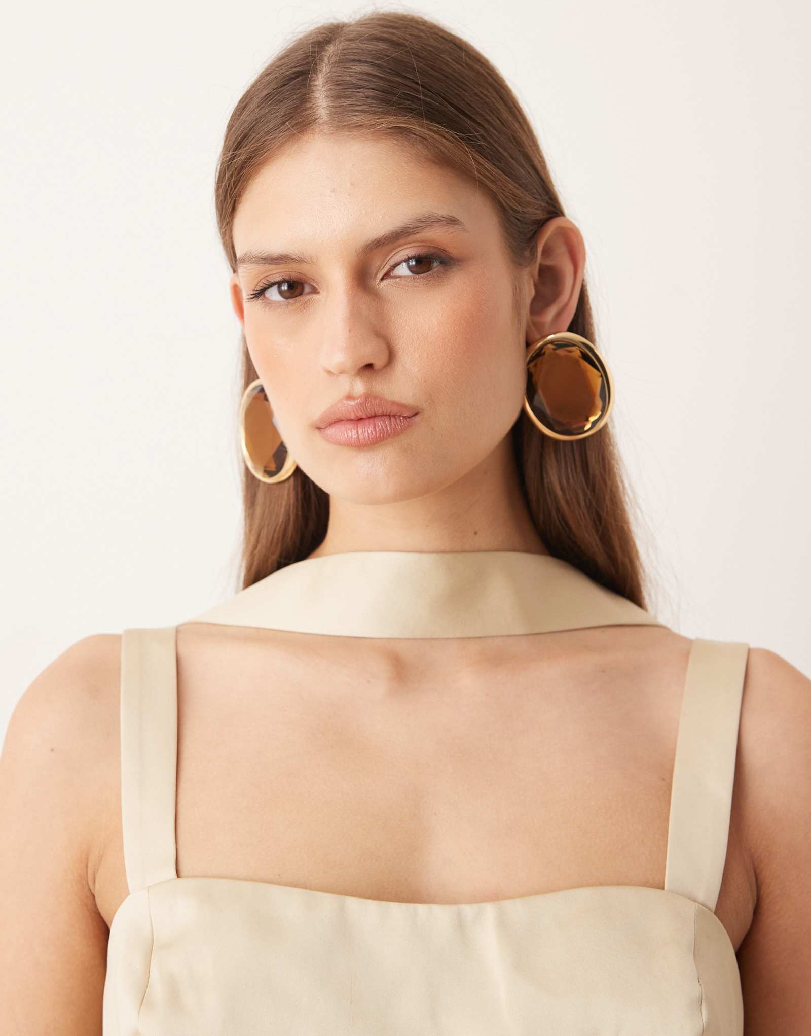 Серьги с искусственными драгоценными камнями цвета манго коричневого цвета в золотых тонах