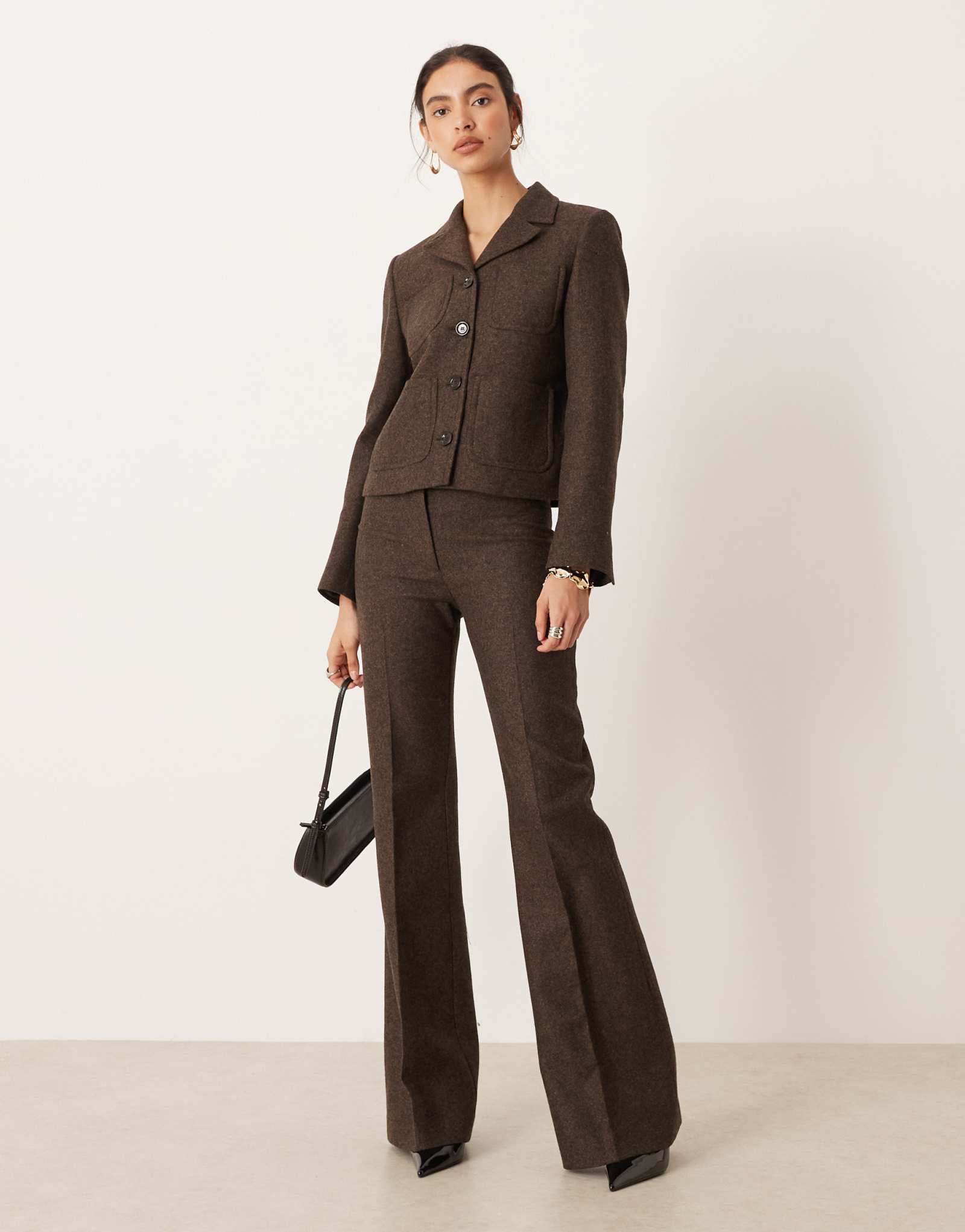 Расклешенные брюки со складками спереди из шерстяной смеси Mango Camila шоколадного цвета - часть комплекта