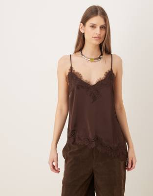 Mango - Camisole-Oberteil aus Satin in Schokobraun mit asymmetrischem Saum und Spitzenrand-Brown