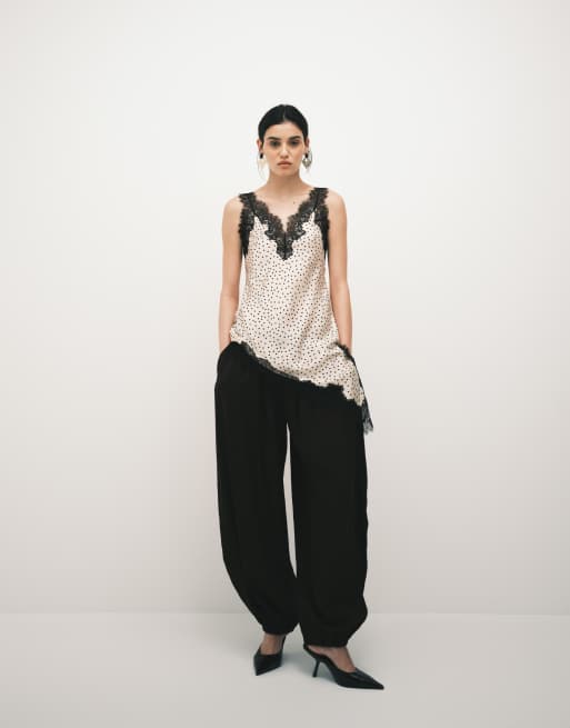 Mango - Canottiera taglio lungo asimmetrico in raso beige e nero a pois con finiture in pizzo, 2 di 4