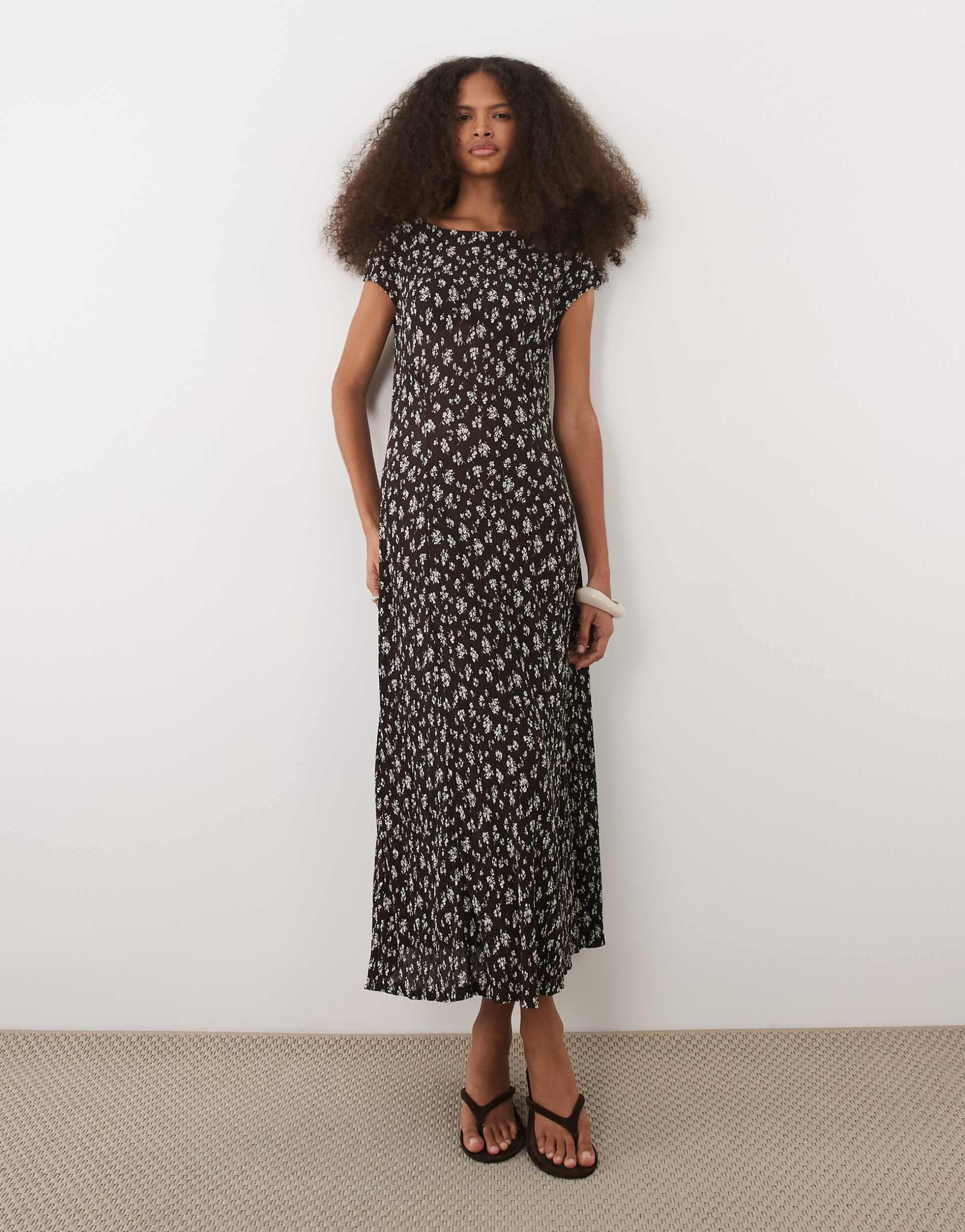 mango cap sleeve crinkle midi dress in brown floral print