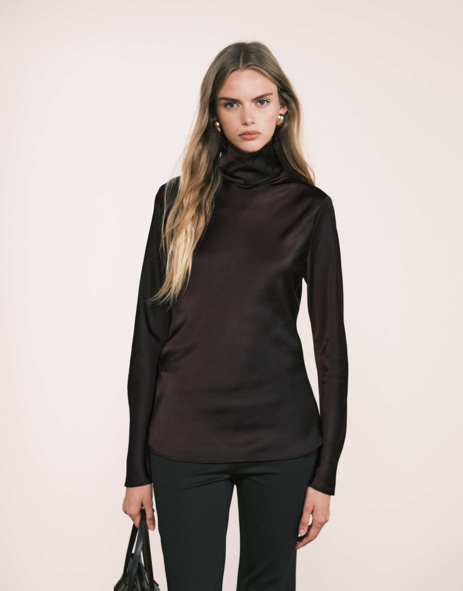 Атласный топ сливового цвета в форме капсулы Mango с высоким вырезом и длинными рукавами