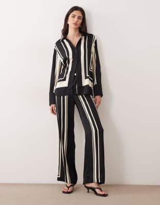 Mango - Carol - Hose aus Satin mit geometrischem Muster in Schwarz-Weiß, Kombiteil-Bunt