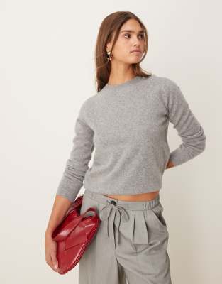 cashmere round neck sweater in gray