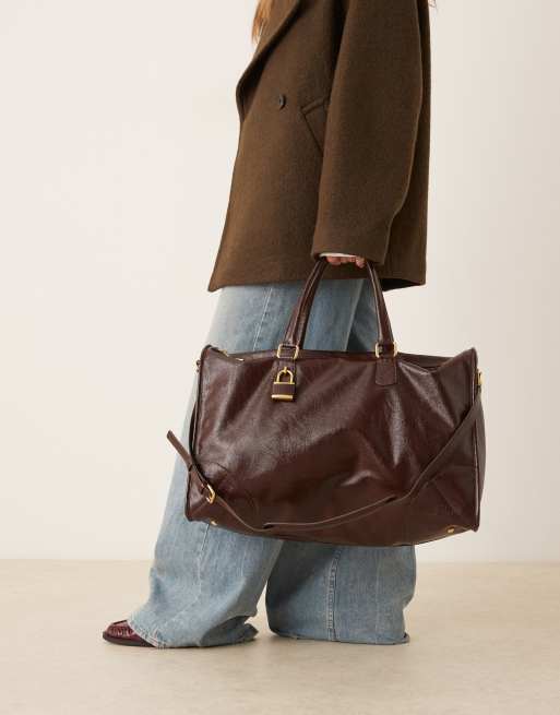 Mango – City – Ciemnobrązowa skórzana torba crossbody z ozdobnym breloczkiem w kształcie kłódki