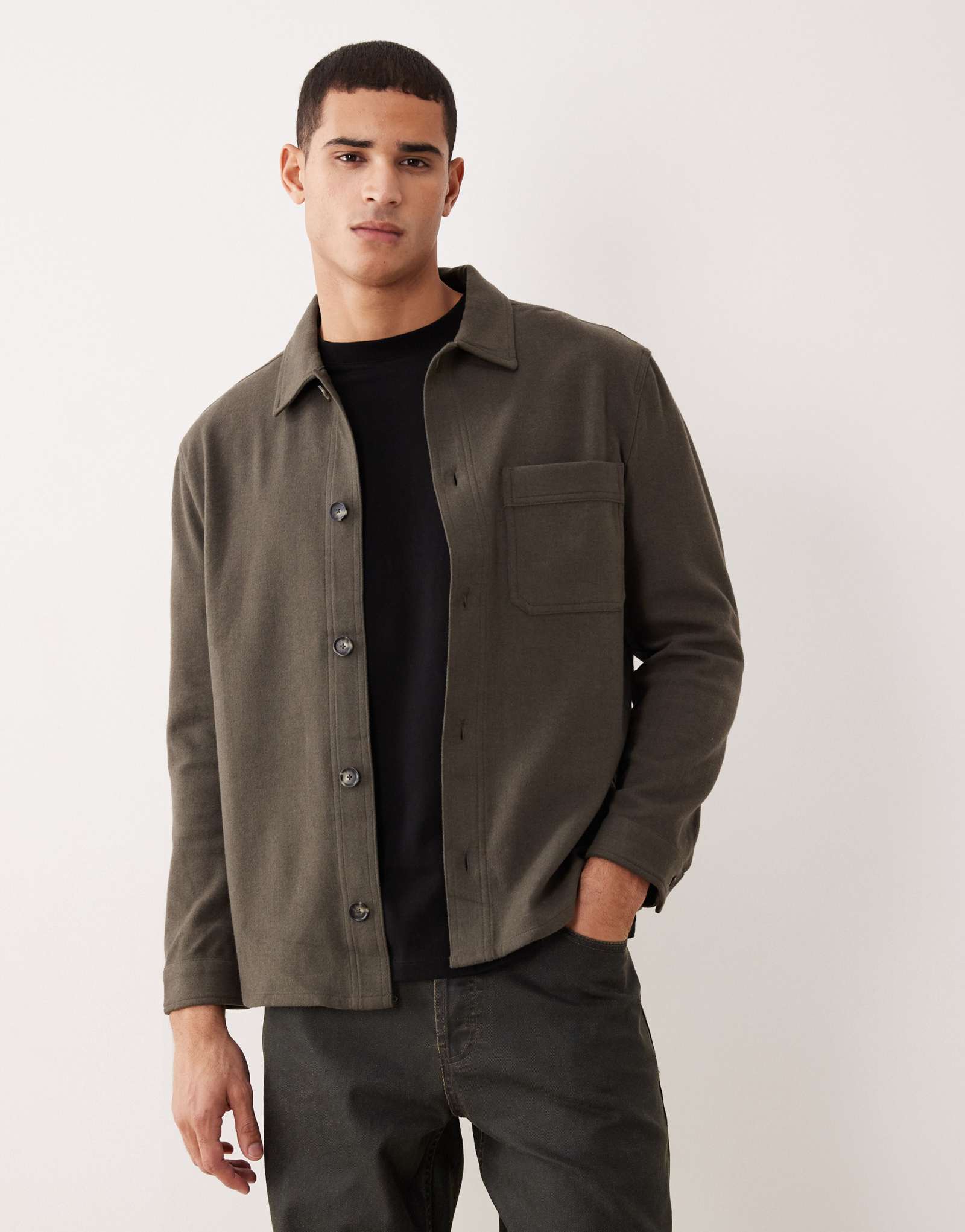 Классическая рубашка Mango поверх коричневой