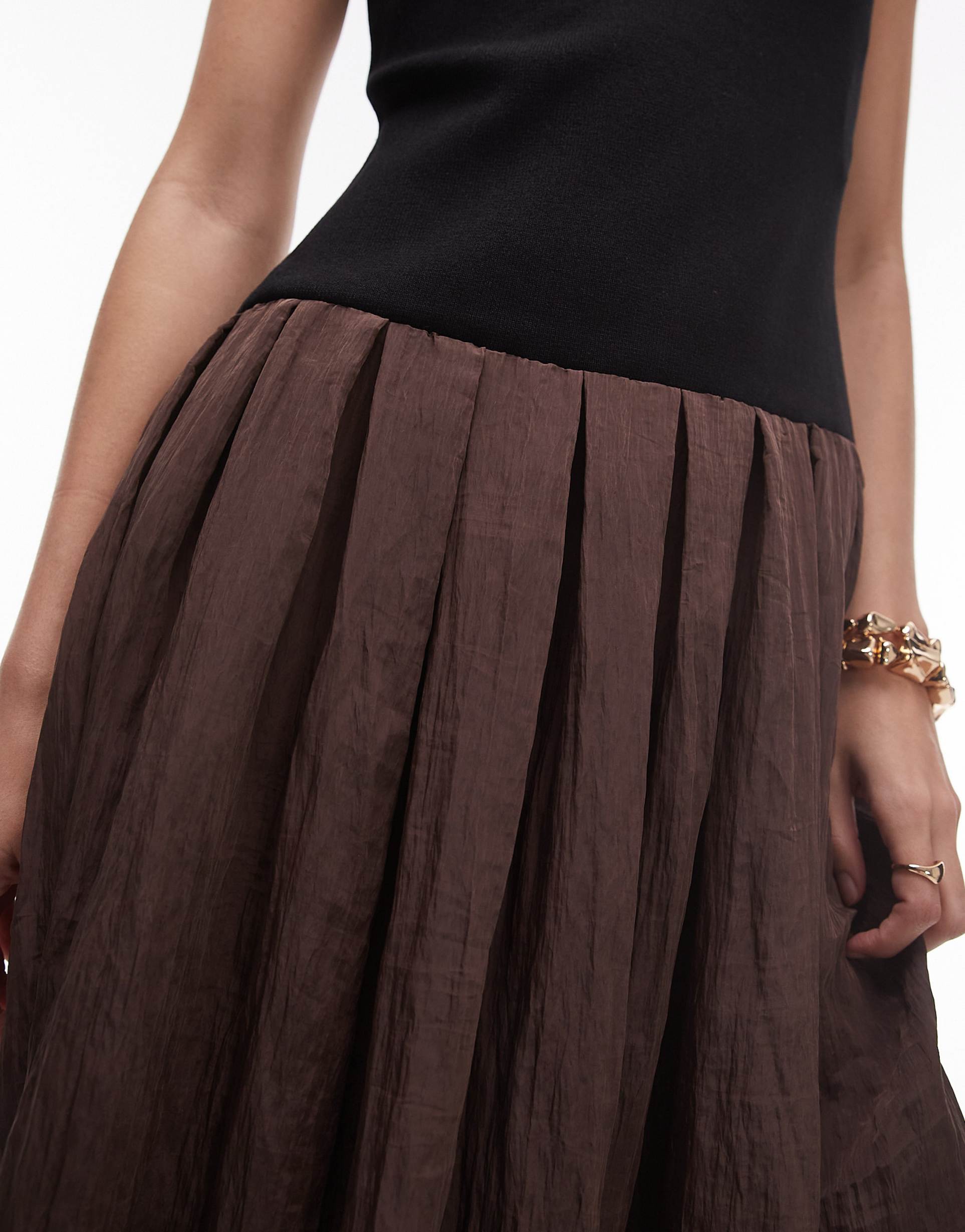 mango contrast drop waist pleated dress in dark brown