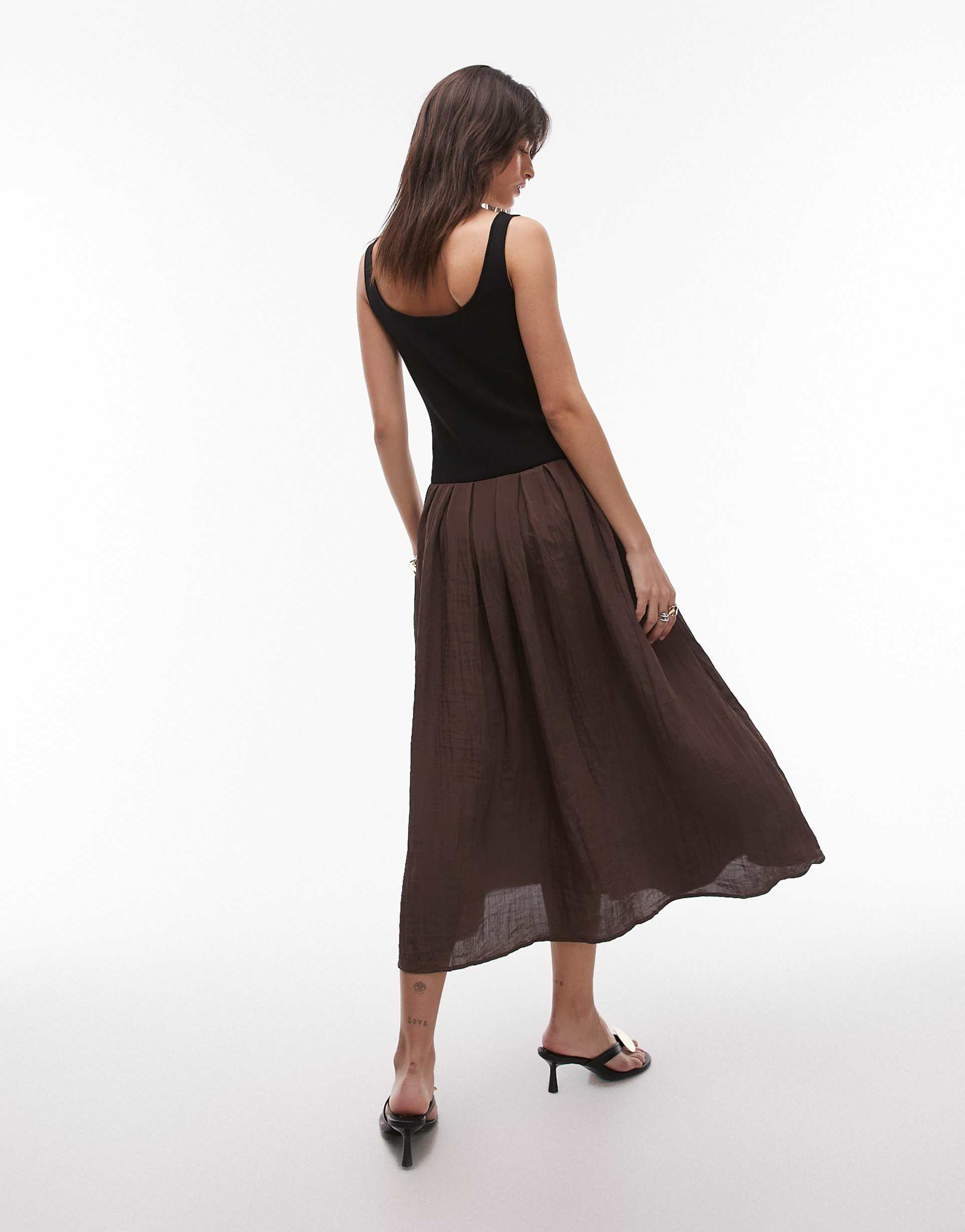 mango contrast drop waist pleated dress in dark brown