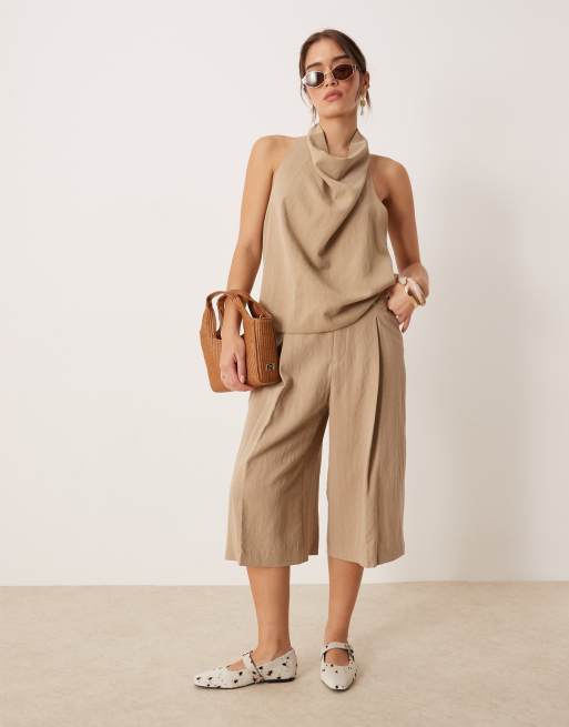Mango - Coordinato con pantaloncini ampi taglio lungo con pieghe sul davanti e blusa allacciata al collo con drappeggio beige
