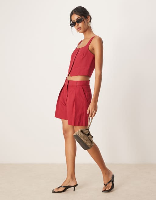 Mango - Coordinato sartoriale color lampone con gilet corto con scollo quadrato e pantaloncini con piega sul davanti