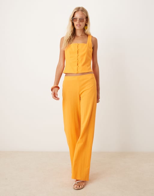 Mango - Coordinato sartoriale color papaya con pantaloni a zampa e gilet con scollo quadrato