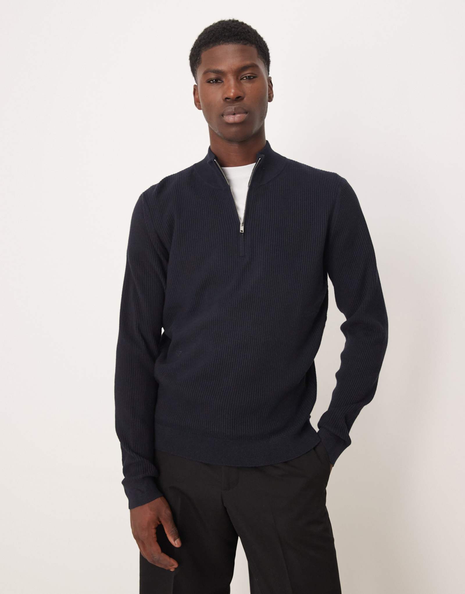 Свитер из хлопка Mango в рубчик с застежкой на четверть молнии темно-коричневого цвета