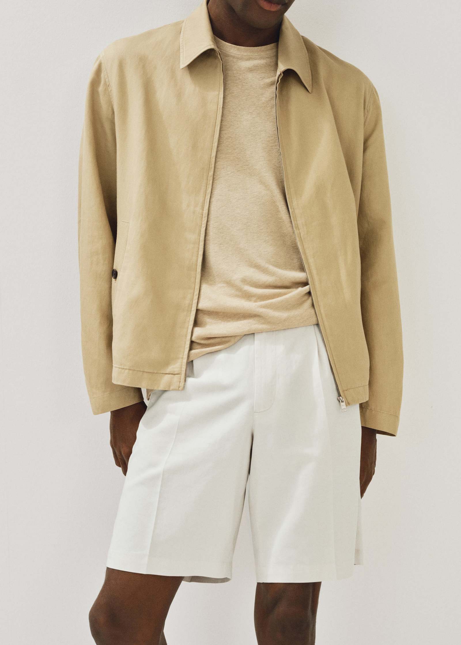Куртка Harrington из хлопка Mango на молнии в цвете stone