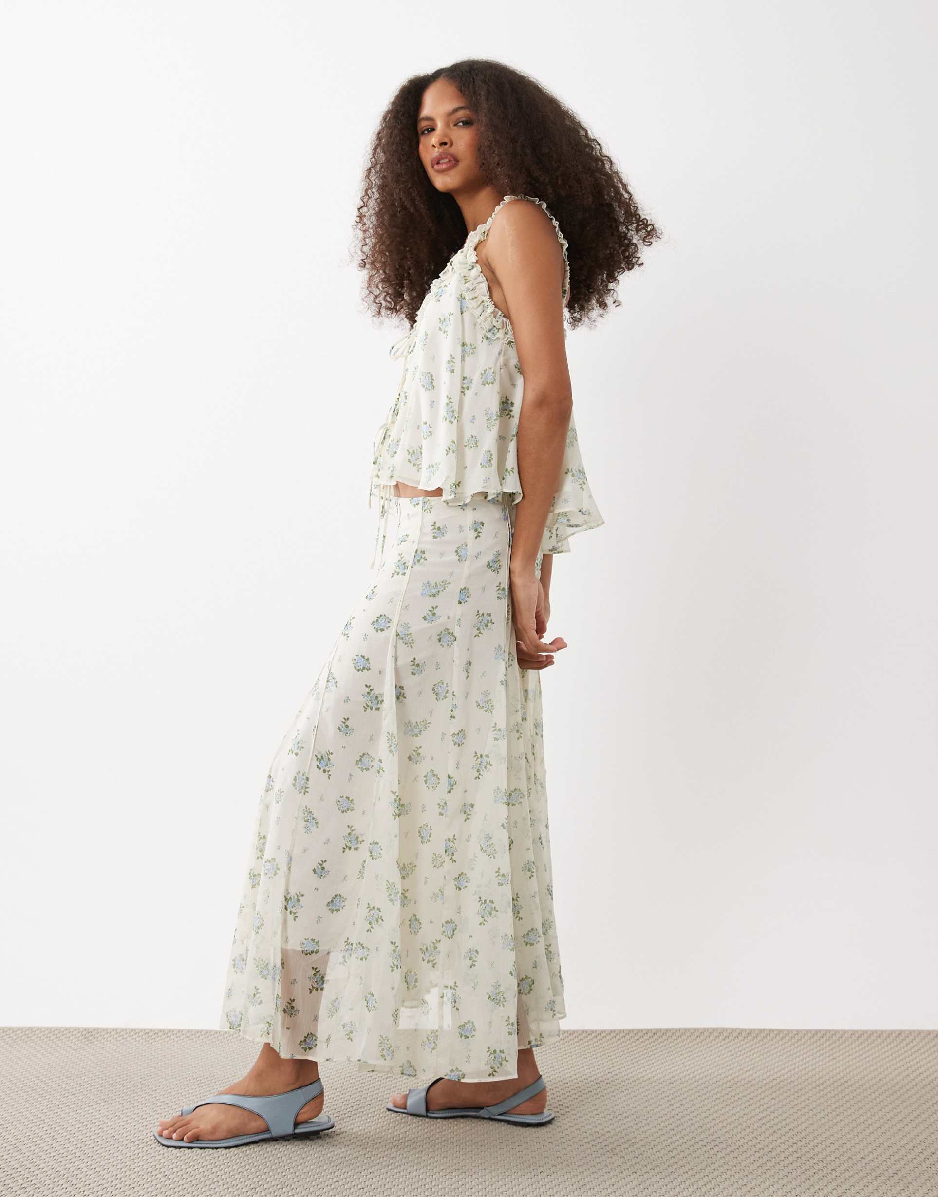 mango cushed seam detail maxi skirt in ditsy floral print - part of a set