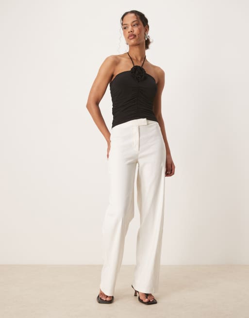 Mango – Czarny top z dekoltem typu halter, marszczeniem i kwiatem 3D, 2 z 4