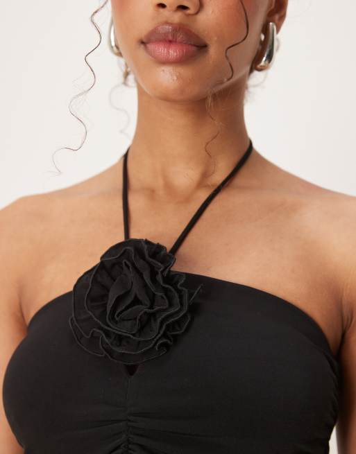 Mango – Czarny top z dekoltem typu halter, marszczeniem i kwiatem 3D, 3 z 4