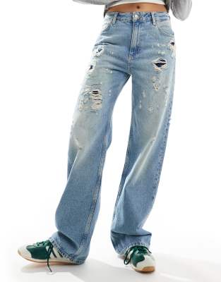 distressed detail straight leg jeans in light wash blue