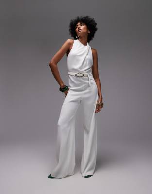 Mango - Drapierter, hochgeschlossener Jumpsuit in gebrochenem Weiß mit goldfarbenem Gürtel