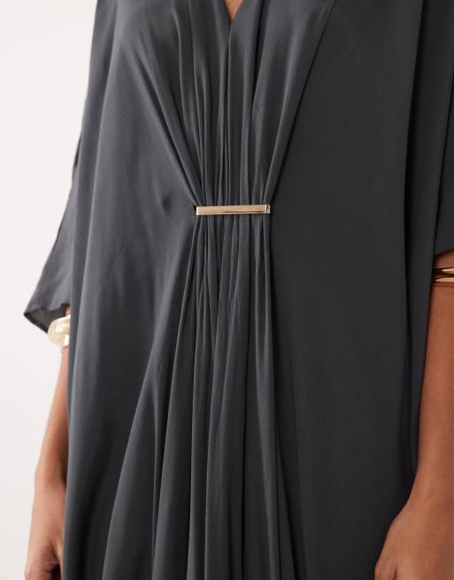 Mango – Drapowana grafitowa sukienka maxi oversize z dekoltem w szpic i rękawami do łokci, 2 z 4