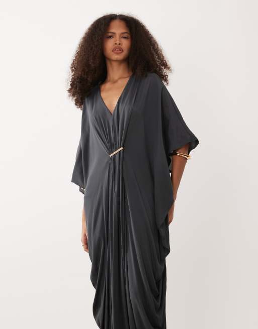 Mango – Drapowana grafitowa sukienka maxi oversize z dekoltem w szpic i rękawami do łokci, 3 z 4