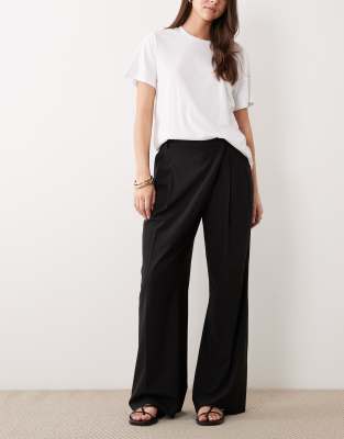 Mango - Elegante Relaxed-Fit-Hose in Schwarz mit Bundfalten