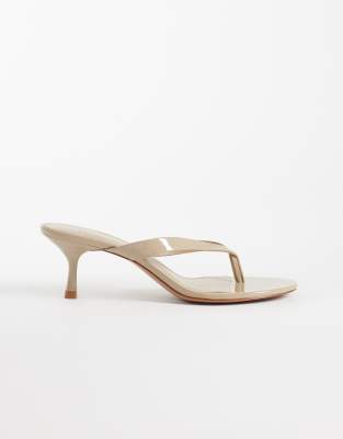Mango faux leather patent heeled flip flop sandals in beige-Gray