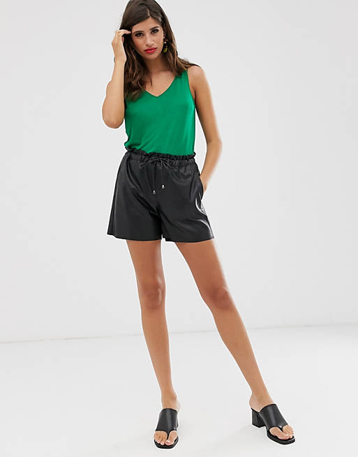 Mango faux – Schwarze Shorts aus Lederimitat mit Paperbag-Taille