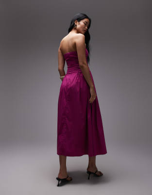 Mango featuring Kaia Gerber – Hochwertiges, trägerloses Baumwoll-Midikleid in Himbeerrot mit gerafftem Seitendetail 