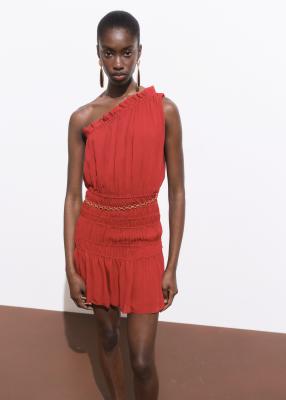 Mango featuring Kaia Gerber - Kleid in Dunkelrot mit Raffung, One-Shoulder-Träger und goldfarbenem Kettengürtel