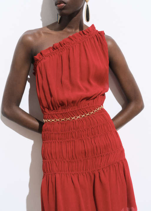 Mango Featuring Kaia Gerber - Rynket mørkerød oneshoulder-kjole med guldfarvet kædebælte, 2 af 4