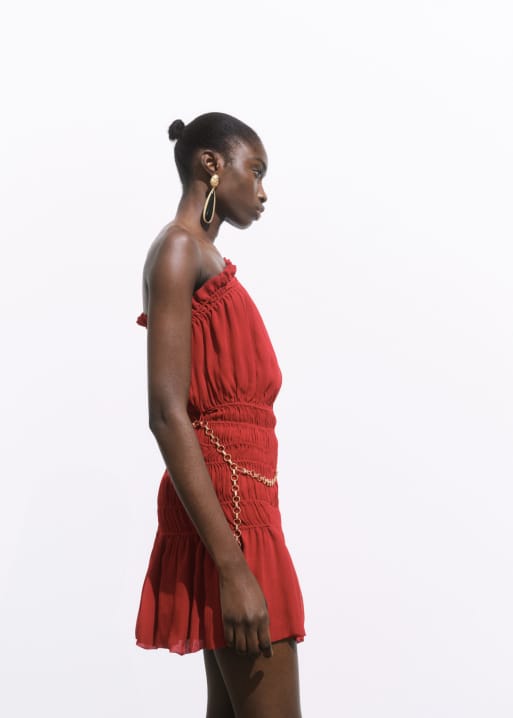 Mango Featuring Kaia Gerber - Rynket mørkerød oneshoulder-kjole med guldfarvet kædebælte, 3 af 4