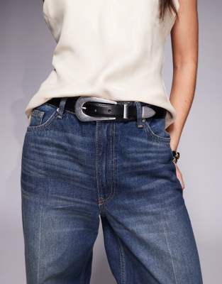 Mango featuring Kaia Gerber - Schmaler Gürtel aus 100% Leder in Schwarz mit silberner Schnalle