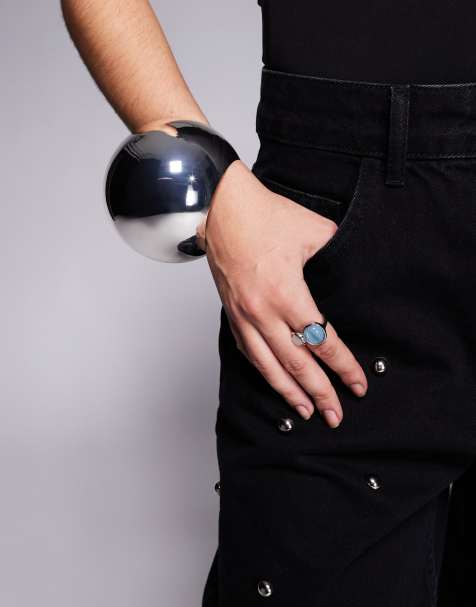 Mango featuring Kaia Gerber - Sølvfarvet oversized armbånd med kugleform - view 1