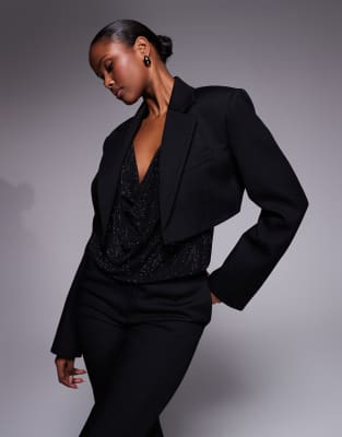 Mango featuring Kaia Gerber - Taillierter Cropped-Blazer in Schwarz, Kombiteil