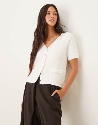 Mango - Flauschige Strickjacke in Weiß mit kurzen Ärmeln