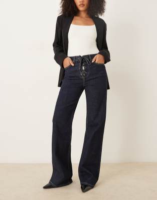 Mango - Flor - Gerade geschnittene Jeans aus 100% Baumwolle in Indigoblau mit Bindedetail, Kombiteil