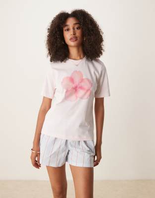 flower printed graphic tee in pastel pink